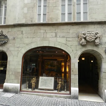 Larem Suites Old Town Apartment *